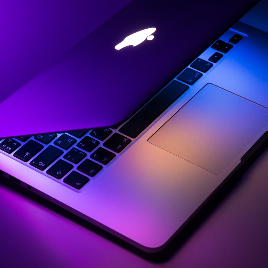 MacBook prata com tela acesa