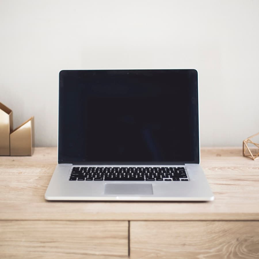 Notebook aberto em mesa